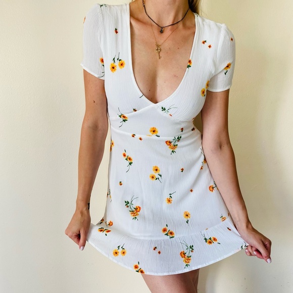 Kendall & Kylie Pacsun White Floral boho ruffle deep V-neck mini Dress - Picture 2 of 8
